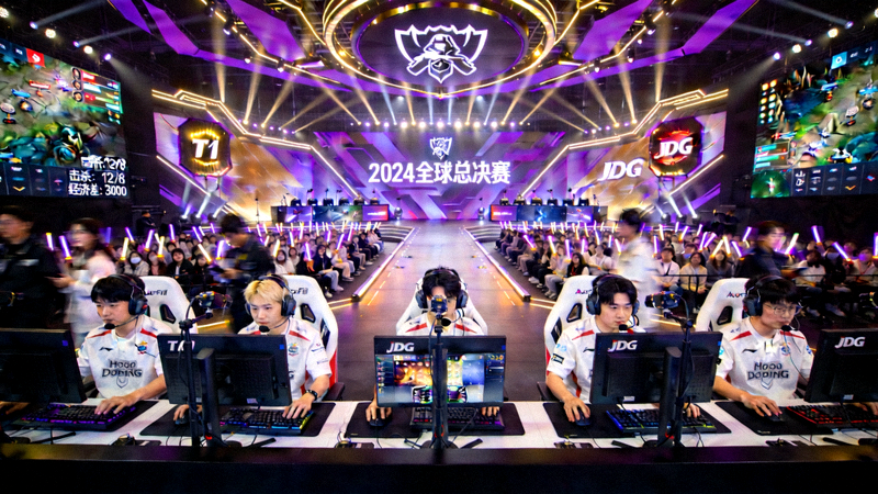 电竞比赛直播画面 - LOL世界赛舞台与选手